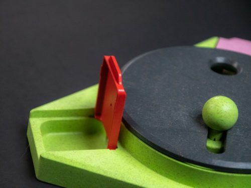 Farverig gnaver legetøj med en drejefunktion, designet til at stimulere små kæledyrs aktivitet og leg. Perfekt til hamstere, mus og andre gnavere. Ideelt til underholdning og motion.