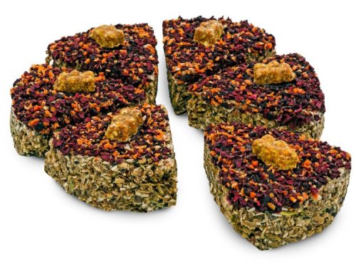 Hjerteformede snacks til gnavere med naturlige ingredienser, pyntet med frugtkorn og grøntsager, ideelle til hamstere og kaniner. Perfekt som belønning eller supplement til kosten.