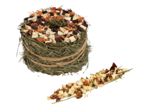 Naturligt hø med frugtstykker til gnavere, ideelt til snacks og aktivering. Perfekt til hamstere, marsvin og kaniner. Gnavernes Univers produkt.