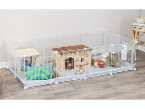 Hegn til gnavere med plads til leg og hvile, inkluderer hus, foderkurv og vandflaske, perfekt til hamster eller marsvin. Ideel til at skabe et sikkert miljø for mindre kæledyr.