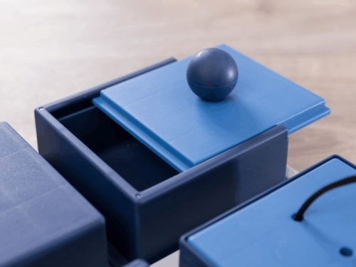 Trekasse til gnavere i blå plast, designet til leg og aktivering, perfekt til at stimulere nysgerrigheden hos små kæledyr.