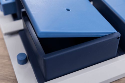 Praktisk madskål med låg til gnavere, ideel til opbevaring af foder. Denne blå madskål er designet til at holde foderet friskt og beskytte mod spild. Perfekt til hamstere, mus eller andre mindre kæledyr.