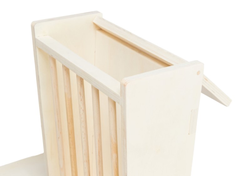 Fremragende træbur til gnavere, ideelt til hamstere, mus eller gerbiler. Dette holdbare bur har en åben design for god ventilation og nem adgang. Perfekt til indretning af et komfortabelt hjem for dine små kæledyr.