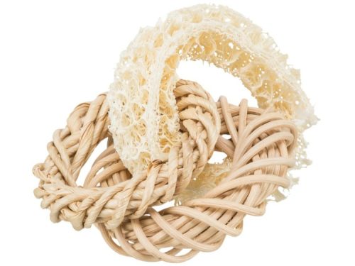Naturvenlige aktivitetslegetøj til gnavere, bestående af flettede halmringe og en dekorativ loofah-strimmel. Ideel til at stimulere gnavere og mindre kæledyr.
