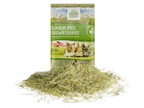 Premium Plus Bergwiesenheu fra Heuland & Friends, ideelt til gnavere og mindre kæledyr, præsenteret med frisk hø i en praktisk pakke. 100% naturligt og nærende hø til sund kost.