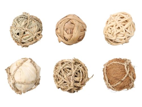 Naturlige legetøjsbolde til gnavere lavet af flettet græs og plantefibre. Ideelle til at stimulere leg og aktivitet hos mindre kæledyr som hamstere og marsvin. Perfekte til at fremme sund tandpleje og underholdning.