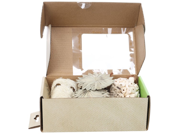 Boks med naturlige gnaverlegetøj og tyggeartikler, ideel til hamstere og mindre kæledyr, indeholder forskellige materialer som halm og træ, perfekt til at holde kæledyret aktivt og sundt.